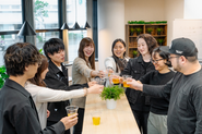 【よく笑い、よく話し、未来を創る。】 一人ひとりが当事者として動き、イノベーティブなアイデアを出し実行するカルチャーが、多くの人の人生を変えるサービスを生み出しています。