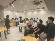 会社の事業展開やみんなのキャリアについて話す、報告会の様子