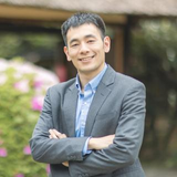 東 航平