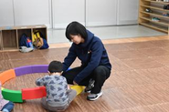 平均台を子どもと一緒に準備中