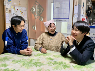 第3の家として留学生の暮らしを守る下宿先やホームステイ先の方々、留学生の活動を日々応援する地域の方々、留学生を送り出す保護者の方々、そして「はま留学」のプロジェクトをともに推進する行政の方や学校の先生方。地域みんなではま留学生の成長を支えています。