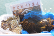 生産者を特集した情報誌と、彼らが収穫した食べものがセットで届く食べもの付き情報誌「食べる通信」