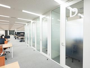 東京・大阪・名古屋の３か所のオフィスに、自社の研修施設を併設しています。 在宅でのリモートワークも可能です。