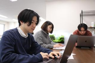 メンバー同士の距離感は近く、相談しながら開発業務を行なっています。