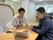 オフィスでの仕事風景