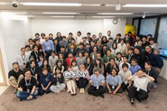 7周年を祝う社内イベントでの集合写真