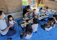 大人までお腹を空かせてしまう、こども食堂。