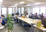 オフィスの様子、もくもくとできる上に会話もしやすいです。