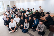 営業・事務・アパレル店員・消防士・ジムインストラクターなど様々なバックグランドを持つメンバーが集まっています。