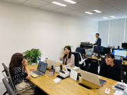 若いメンバーで行う社内はいつも笑顔！