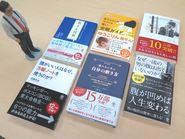 10万部超えの書籍もいろいろ！チラっと写っているのは、弊社社長の３Ｄフィギュア、通称・たっちゃん人形。社長自ら体を張っています。