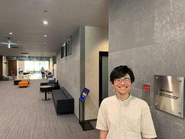 素敵な先輩社員のオフィスでのスマイル写真