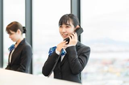 リゾートホテルSORAおよびビジネスホテルUMIのフロント業務 専用システムを使った予約管理・チェックイン・チェックアウト対応や、滞在中のお客様のお困り事をサポートする、大切なポジションです。