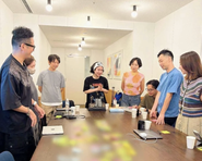 会議室でのブレストの風景。プロダクトの改善案やセールス・CS・開発間での連携について部署内で議論。