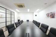 思考が広がる大きな会議室