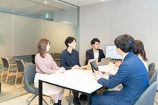顧客の課題をヒアリングし、最適なソリューションを提供するセールス担当