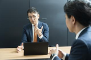 とにかく無駄な業務・時間を排除しています。会議は週次ミーティングのみ！週次ミーティングの目的と内容も決まっているため、ミーティングのための資料作りなんて必要はありません！評価制度も明白で、プロセス評価が無いので、上司へのアピール上手が出世するという不平等は一切ありません。
