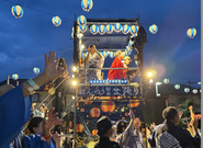 世界との貿易だけでなく、地元・飯能での地域興しにも挑戦しています。毎年「はんのう昭和盆踊り」を開催し、企業や農家、子供から大人まで街全体で盛り上げる真夏のプロジェクトに。踊り唄いながらご先祖様と自然へ感謝を捧げる、地域文化を掘り起こす祭りです！