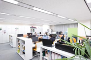 仕切りの少ない開放的なオフィスで、スタッフ同士が気軽にコミュニケーションを取れる環境です。