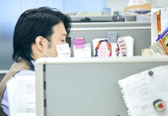 デザイナーの様子。自分のデスクでデザインに集中できます。