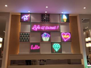 ただ目立たせるだけでなく、ネオンサインで空間をフォトジェニックスポットに。