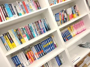 資格取得費用は全額会社負担。現在600冊以上の専門書を保有しています。
