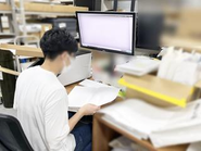 繊細な資料を一点一点丁寧にスキャンしていきます