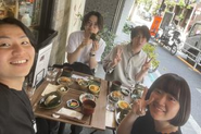 オフィスは恵比寿にあります。毎週木曜日は『シャッフルランチ』と称して事業部を超えたメンバー同士で外に出かけ、一緒に食事と会話を楽しんでいます！