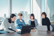 若手から経験豊富なベテランまで、様々なバックグラウンドをもつメンバーが在籍。商品、マーケティング、販売、接客、物流、システム、管理、人事ーそのすべてにおいて、“日本有数のレベル”を目指しています。