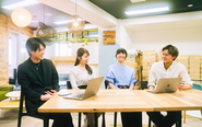 休憩時間は和やかな雰囲気で。仕事の合間のリフレッシュも大切にしています。