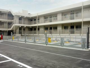 都市の景観に溶け込みながら、限られた空間を最大限に活用する最新鋭のタワー式立体駐車場です。垂直に車を格納することで、平面駐車場に比べて圧倒的な収容台数を実現し、都市部の慢性的な駐車場不足の解消に大きく貢献しています。 入出庫は全自動で行われ、利用者はボタン一つでスムーズに車両を出し入れできます。緻密に設計された搬送システムと高度な制御技術が、安全性と快適な駐車体験を両立させています。未来の都市インフラを支える、スマートな駐車場ソリューションです。