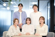 オフィスでのコミュニケーションは活発です。いつの間にか全員輪に入って議論している、なんてこともよくあります。