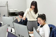 大阪支社では、年次に関わらず個人の自律性を何よりも尊重する風土があります。新卒の段階から大きな裁量を持ち、先輩たちのサポートを受けながら、自ら優先順位を組み立てて提案の工夫を楽しめる自由度の高さが魅力です。
