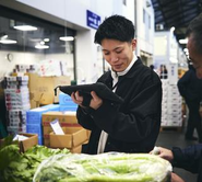 東洋一の規模を誇る「大田市場」での仕入と、産地からの直送仕入のどちらも活用し、産地も消費地も豊かにすることを目指しています。