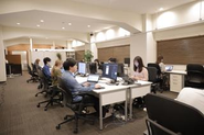オフィス内。ハイブリッド出社のため出勤時はフリーアドレスになっています。