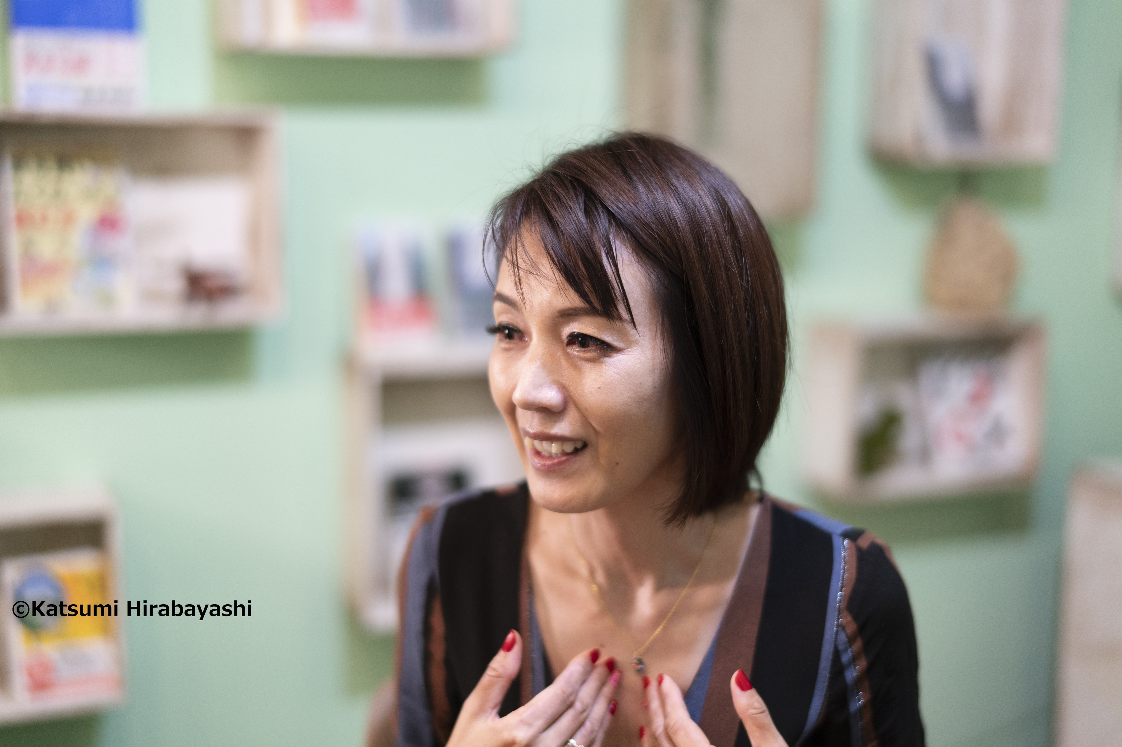 広報は「縁側に座っている家族のなかの長女」