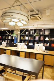 オフィスは小伝馬にあります。作業台の上に吊ったオペ室の照明がインテリアの肝。