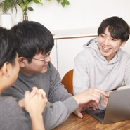 作ったものは、即座にユーザの手元へ。まずは現場で使ってもらうことでプロダクト検証・改善へ。「作ったら出す！」がモットー。