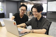 研修初日から万全なサポート体制を実現！SlackやLINEでいつでも質問可能◎本社に講師が常駐しているので、安心して研修に取り組めます。