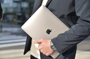 ひとりに1台、Macbook Proが支給されます