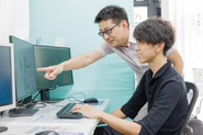 スタッフ同士で生徒の進み具合やつまずきを確認し、指導方法や教材改善について現場で打ち合わせを行っています。