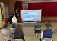 島留学体験会で島留学について説明している様子。