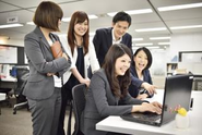チーム制で目標を追います。顧客満足の追求のため、チームで協力体制をとっています。
