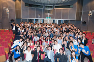 キックオフ後の集合写真です。3名から始まり、上場、100名へと急成長中です！