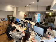 日常業務に真剣に取り組むオフィスでの一コマ