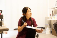 当院では、問診は看護師をはじめとした医療スタッフが担当しています。医師がすべての問診を行うのではなく、あらかじめ患者さんのお話を丁寧に伺うことで、診察時間をより診断や治療の説明に充てることができます。私たちは、患者さん一人ひとりの生活や困っていることを理解することを大切にしています。痛みだけではなく、その背景や想いまで伺い、チーム全体で情報を共有しながら、一人ひとりに最適な医療につなげています。