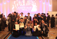 年に1回、キックオフミーティングという方針発表会&表彰式が行われます。アルバイトも含め、400名以上のスタッフが参加し、共に喜び合い、時に抱き合い、涙し合い、お互いの成果を称え合います。  20社近くの外部の企業様も見学に来られます。