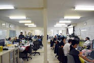 営業、総務、電気・機構・ソフトウェアエンジニアがワンフロアで働いており、部門間の垣根を超えたスムーズなコミュニケーションが可能です。チームワークを大切にしながら、高品質な製品を提供できる環境が整っています。