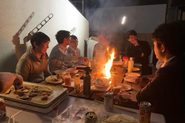 月一回のBBQ交流会では社内外から色んな業種業界の人が来てくれるわ！ここからセブンコードに入社を決めてくれた社員がほとんど。入社する気が無くても是非一度参加してみるといいわ。社長と直に話すことで多くの発見があるはず。私もその内の一人なのよ😈