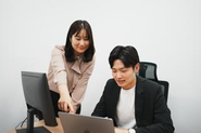 韓国人メンバーと日本人メンバーで仲良く働いています！